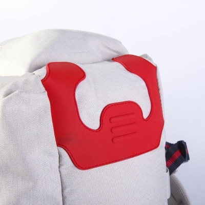 Mochila bege com detalhes vermelhos em silicone e alça às riscas