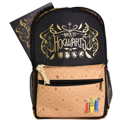 Mochila preta com bolso frontal bege com padrão e desenho dourado 'Back to Hogwarts'