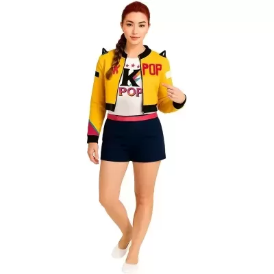 Mulher com casaco amarelo e t-shirt K POP com calções azuis escuros e sapatos brancos