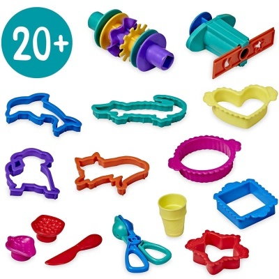 Conjunto de vários cortadores e utensílios coloridos para modelar massa