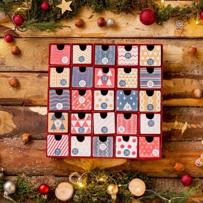 Calendário do advento com gavetas numeradas e decoração natalícia