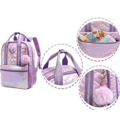 Mochila infantil lilás com padrão de escamas e pompom cor-de-rosa