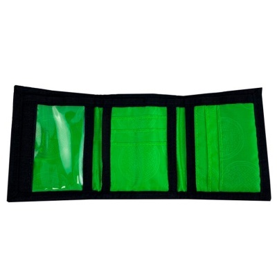 Carteira trifold preta e verde com compartimentos para cartões e plástico transparente