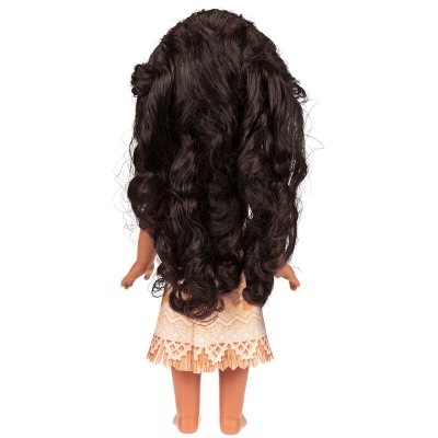 Boneca vista de costas com cabelo castanho e vestido bege rendado