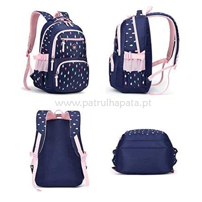 Mochila azul escura com gotas coloridas e detalhes cor-de-rosa exibida em quatro ângulos diferentes.