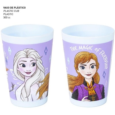 Dois copos de plástico com personagens do filme Frozen em fundo roxo