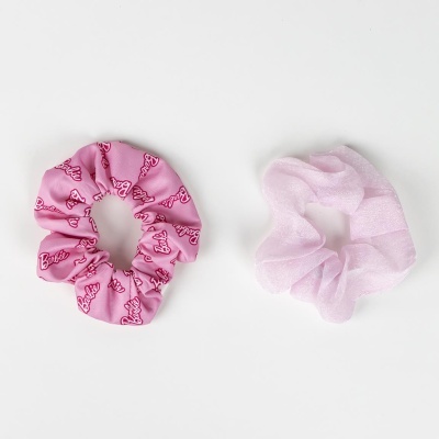 Dois elásticos para cabelo cor-de-rosa, um com padrão 'Barbie' e outro translúcido