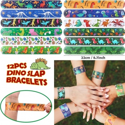 Pulseiras slap coloridas com desenhos de dinossauros