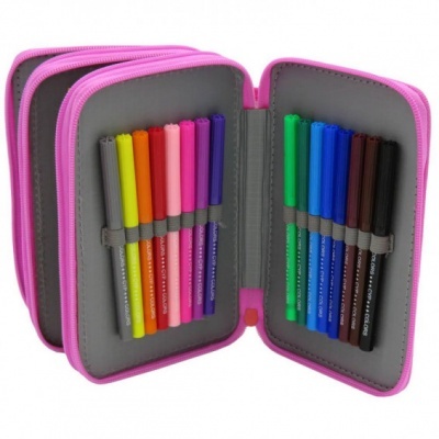 Estojo rosa aberto com marcadores coloridos organizados em duas filas