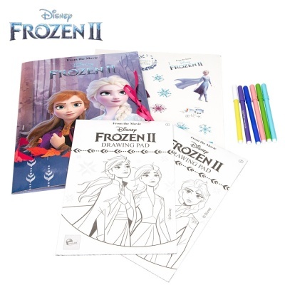 Cadernos de atividades Disney Frozen II e marcadores coloridos