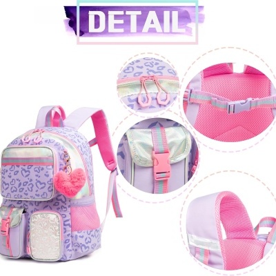 Mochila lilás padrão de corações com aplique de coração rosa e detalhes em rosa e lilás