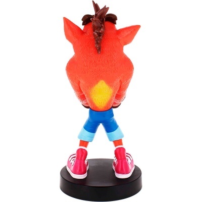 Figura de personagem de cor alaranjada com calças azuis e ténis vermelhos numa base preta