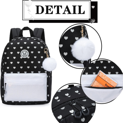 Mochila preta com corações brancos e pompom branco