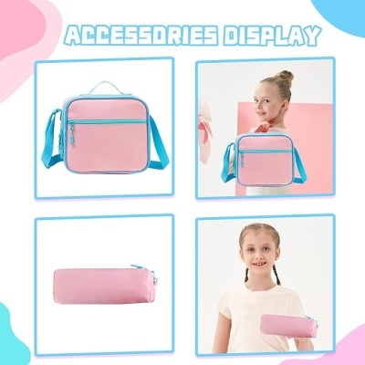 Conjunto de acessórios escolares rosa e azul claro com mala, porta-lápis e menina a segurar os itens