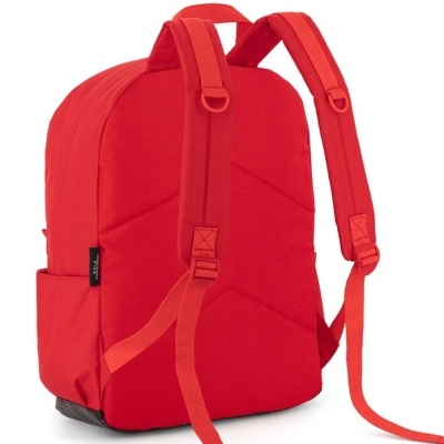 Mochila vermelha com alças acolchoadas sobre fundo branco