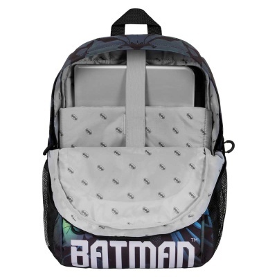 mochila preta e cinzenta com texto BATMAN e portátil no interior