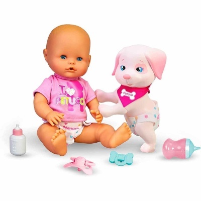 Boneco bebé com t-shirt rosa, cão de peluche branco com bandana rosa, biberões e acessórios coloridos