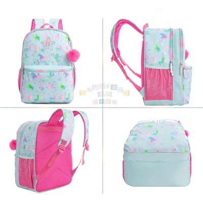 Mochila escolar azul claro e rosa com padrão de estrelas, unicórnios e cactos coloridos