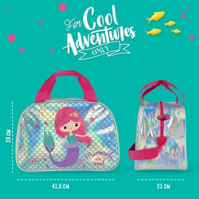 Bolsa holográfica prateada com sereia e alças rosa, fundo verde com texto decorativo e peixes amarelos