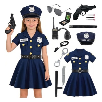 fato de polícia infantil com acessórios