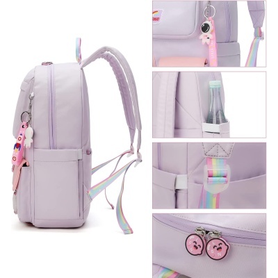 Mochila lavanda com detalhes coloridos e chaveiros decorativos