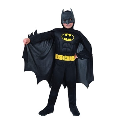 Menino vestido com fato de Batman preto e amarelo