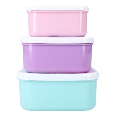 Conjunto de caixas plásticas coloridas empilhadas