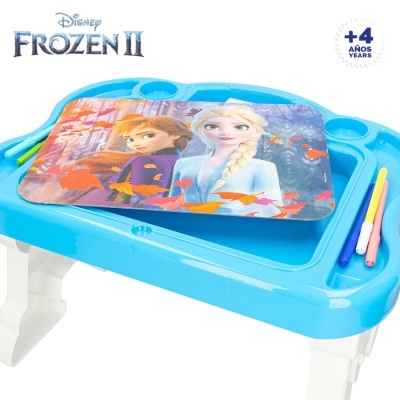 Mesa infantil azul e branca com tabuleiro Frozen II e canetas coloridas