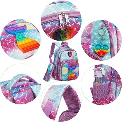 mochila colorida com padrão de escamas e acessórios pop it em círculo