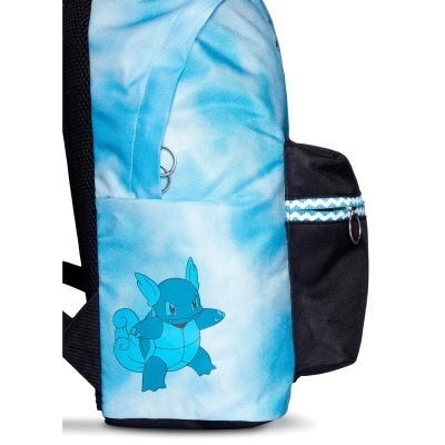 Mochila azul claro e branco com personagem azul no bolso frontal e detalhes pretos