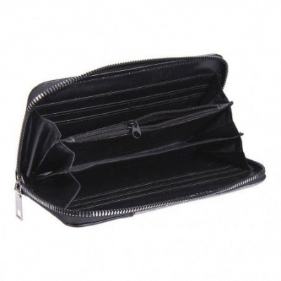 Carteira preta aberta com vários compartimentos e fecho de correr