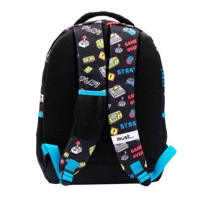 Mochila preta com alças decoradas com padrão de consolas e joysticks coloridos.