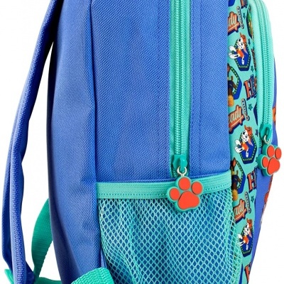 Mochila azul com bolso em rede lateral e padrão colorido frontal