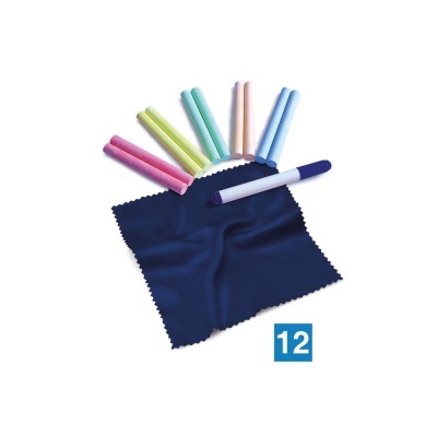 Pano azul e giz de várias cores com marcador branco e azul