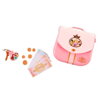 Mochila rosa pequena com alça, notas de jogo, moedas e chaveiro com imagem de princesa