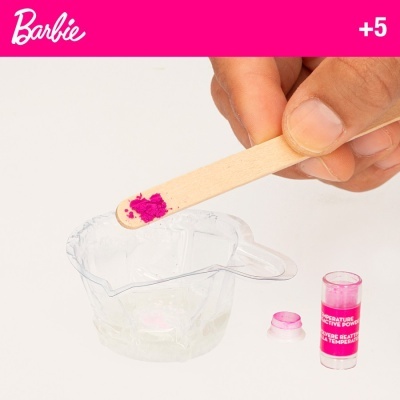 Kit de mistura Barbie com copo plástico, pó cor-de-rosa e vareta de madeira