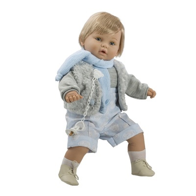 Boneco bebé com roupa cinzenta e azul claro, contra fundo branco