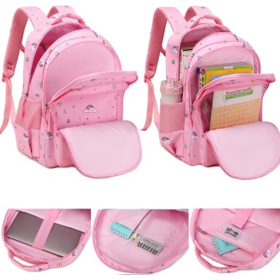 Mochila escolar rosa com vários compartimentos e padrão de pequenos desenhos