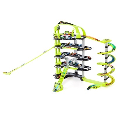 Brinquedo de parque de estacionamento multiandares verde e amarelo com carros em miniatura.