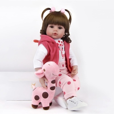 Boneca realista com roupa rosa e branca e girafa de pelúcia cor-de-rosa