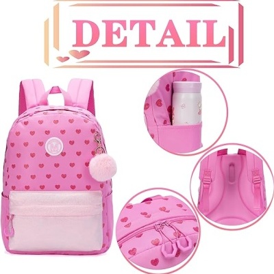 Mochila cor-de-rosa com corações vermelhos e chaveiro pompom