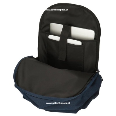 Mochila azul e preta aberta com compartimentos para tablet e laptop e texto www.patrulhapata.pt