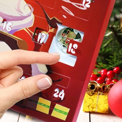 Calendário do advento vermelho com porta 18 aberta, pin de rena e ornamentos natalícios à direita