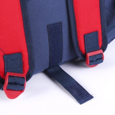 Detalhe inferior de mochila vermelha e azul escuro com fechos e velcro