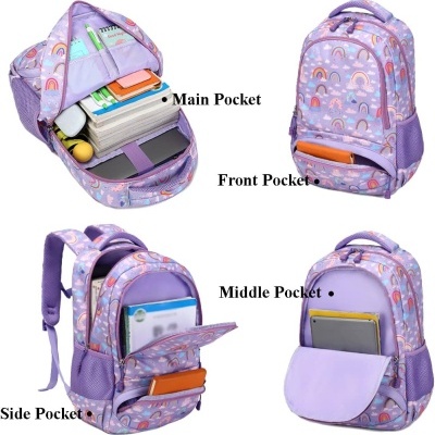 Mochila lilás com padrão de arco-íris e vários compartimentos abertos mostrando conteúdo