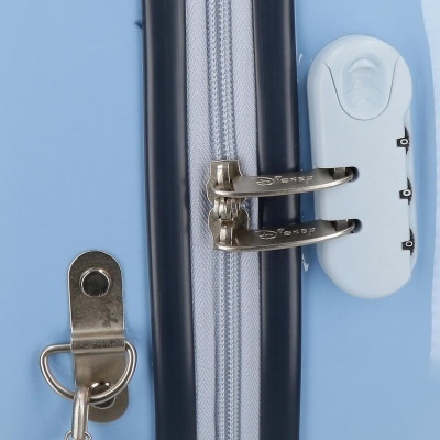 Fecho de mala de viagem azul claro com zíper branco, puxadores metálicos 'Disney' e cadeado embutido branco.