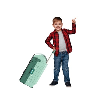 Mala de viagem verde-água com alça extensível e criança ao lado