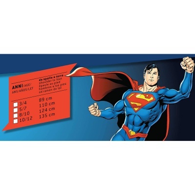 Ilustração do Superman com tabela de idades e alturas para fatos