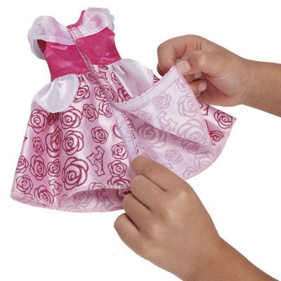 Vestido de boneca rosa com padrão de rosas e fecho em velcro