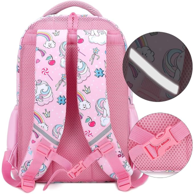 Mochila rosa com alças estampadas e detalhes refletivos